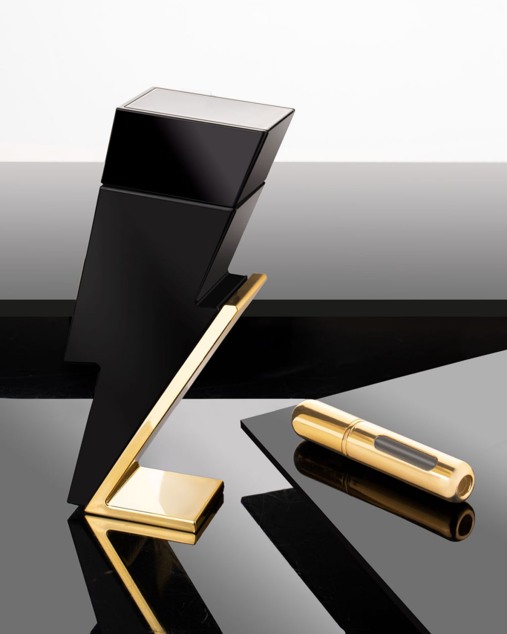 عطر کارولینا هررا بد بوی اصل لوزی سوییس_گرمی(دکانت)_ CAROLINA HERRERA - Bad Boy